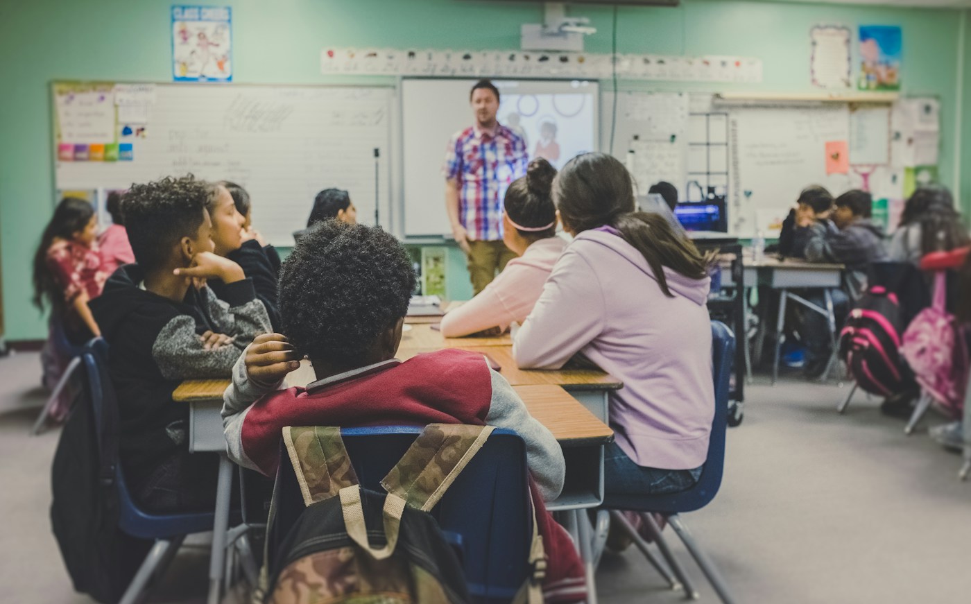 Alumnos aprendiendo en una clase de idiomas